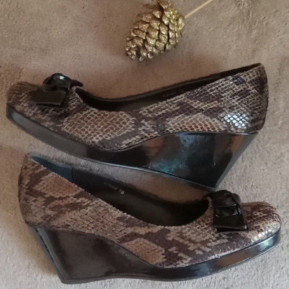 ⭐️ Host Pick ⭐️REBECCA Blue |  Animal Print Brown Faux Suede Wedges - Picture 3 of 12